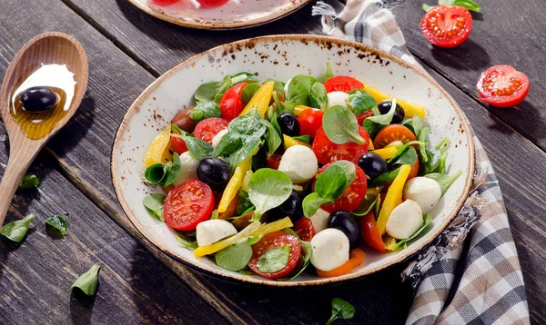 Ensalada fresca con mozzarella — Foto de Stock