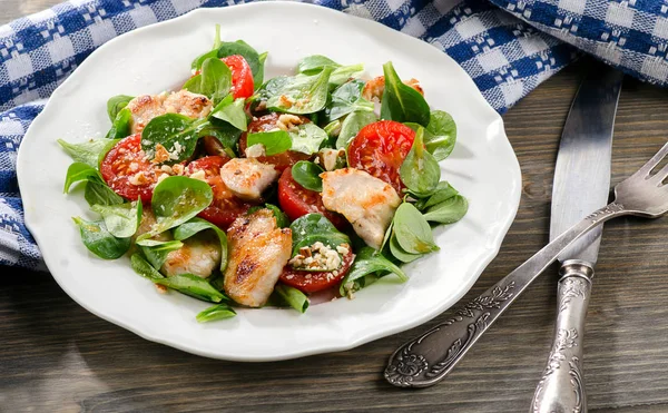 Ensalada de pollo fresco . —  Fotos de Stock