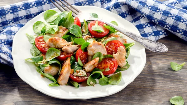 Ensalada de pollo y verduras frescas . — Foto de Stock