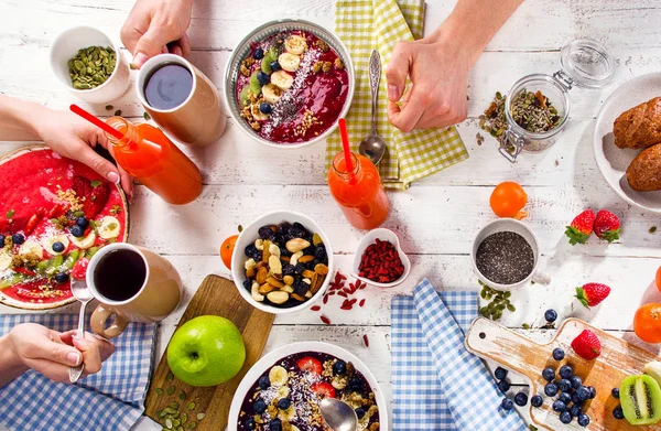 Gesundes Frühstück mit Beeren-Smoothie-Schalen — Stockfoto