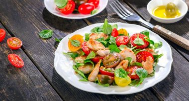 Sebzeli tavuk salatası