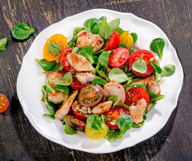 Sebzeli tavuk salatası