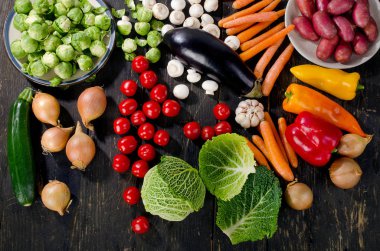 Koyu ahşap tahta üzerinde sebze