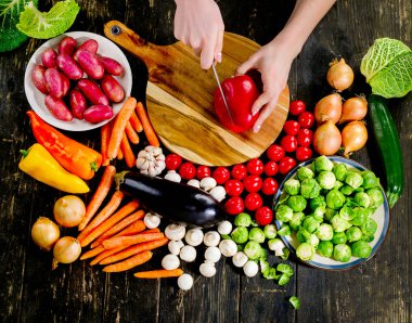 Eller kadın pişirme sebze