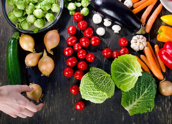 Verdure su tavola di legno scuro — Foto Stock