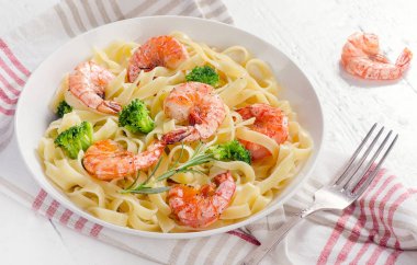 makarna karides ve sebze ile.