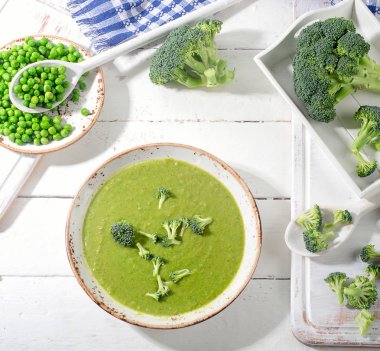 Brokoli ile yeşil sebze çorbası