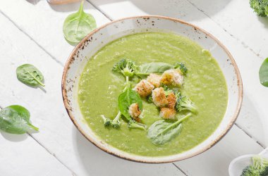 Croutons yeşil sebze çorba. 