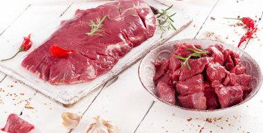 Taze çiğ Dana eti baharat