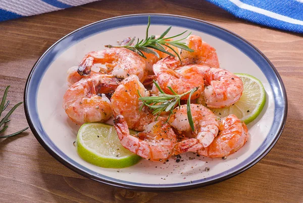 Shrimps with herbs and lime. — Stock Photo, Image