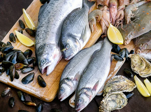 Frutos do mar crus em tábua de madeira. Alimentação saudável . — Fotografia de Stock