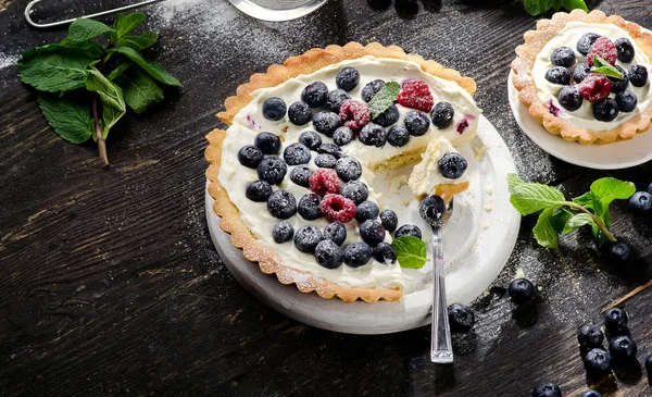 Bolo de queijo com bagas frescas — Fotografia de Stock