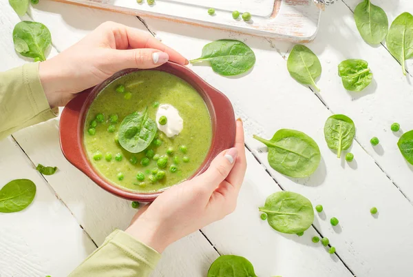 Mujer manos con tazón de sopa de guisantes . — Foto de Stock