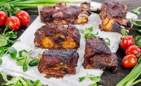 Costelas sobressalentes de carne com ervas frescas — Fotografia de Stock