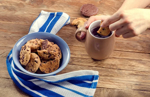 Vrouw hand bedrijf cookies — Stockfoto