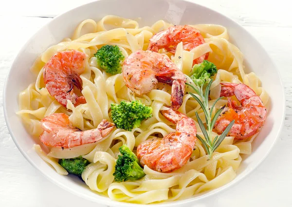 Pasta con gambas y verduras . — Foto de Stock