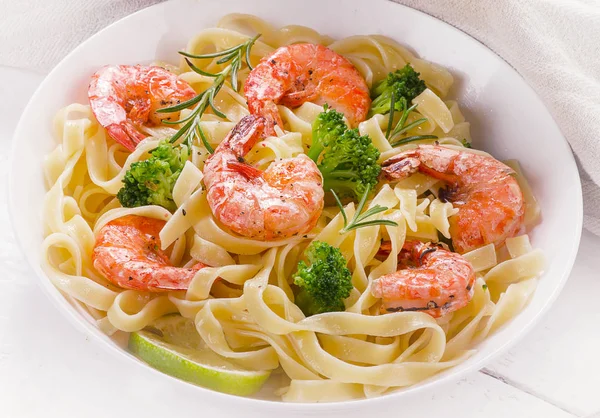 Pasta with shrimps and broccoli — Stock Photo, Image