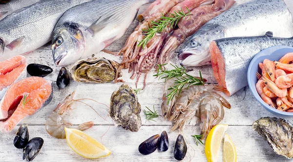 Frische Meeresfrüchte mit Gewürzen. — Stockfoto
