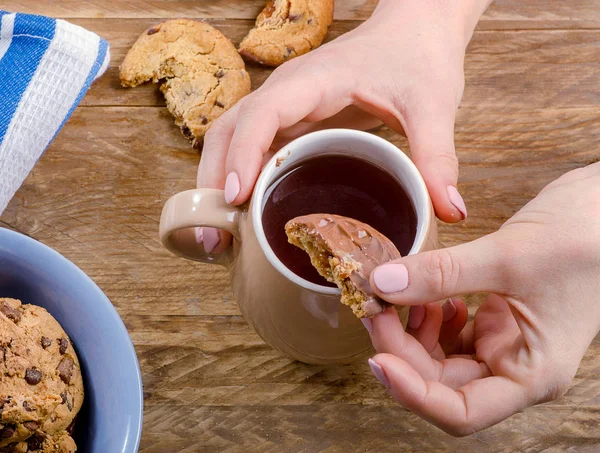 Vrouw handen met cookie. — Stockfoto