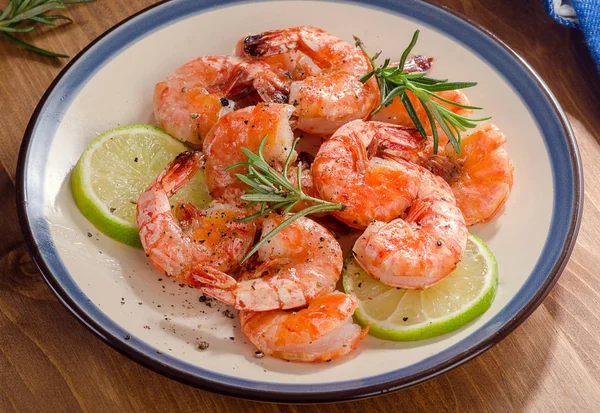 Shrimps with herbs and lime. — Stock Photo, Image