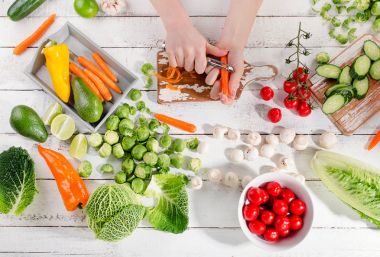 Çiğ sebze ile kadın el.  