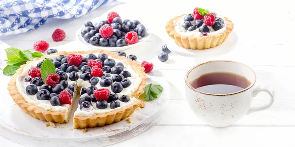 Käsekuchen und Tee — Stockfoto