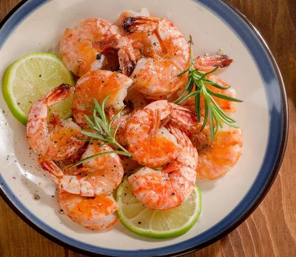 Shrimps with herbs and spices. — Stock Photo, Image