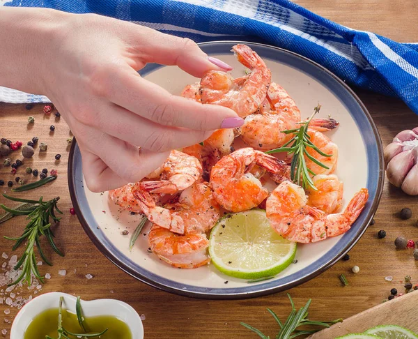 Woman hand with grilled shrimps. — Stock Photo, Image