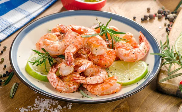 Grilled shrimps with seasonings. — Stock Photo, Image