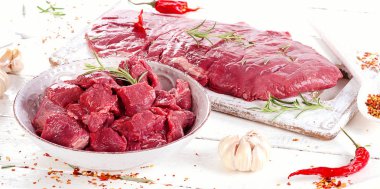 Ahşap masa taze çiğ et