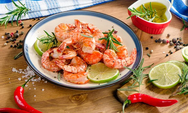 Shrimps on plate with lime — Stock Photo, Image