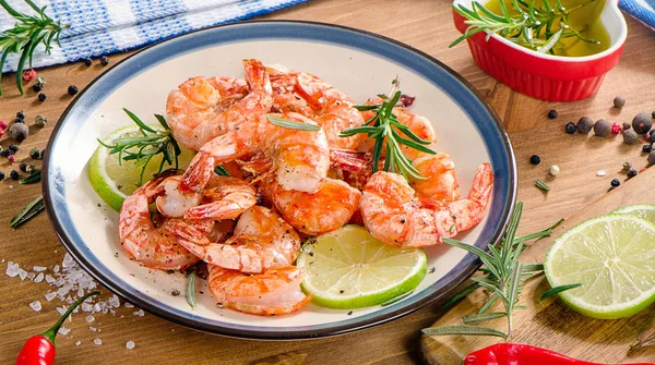 Shrimps on plate with lime — Stock Photo, Image