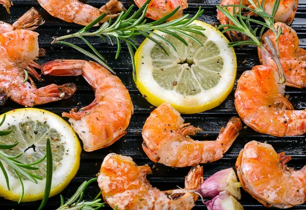 Shrimps roasted on grill pan — Stock Photo, Image