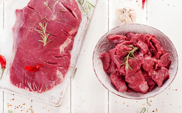 Čerstvé syrové hovězí maso na dřevěný stůl — Stock fotografie