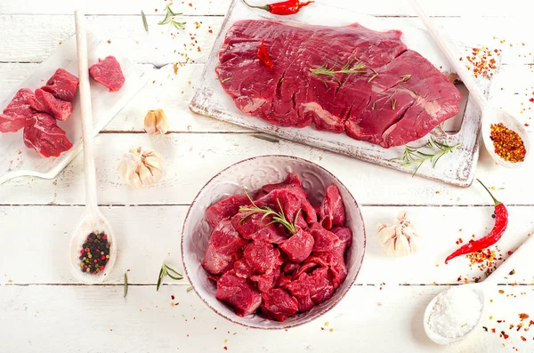Čerstvé syrové hovězí maso na dřevěný stůl — Stock fotografie