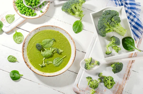 Ciotola di zuppa di verdure verdi — Foto Stock