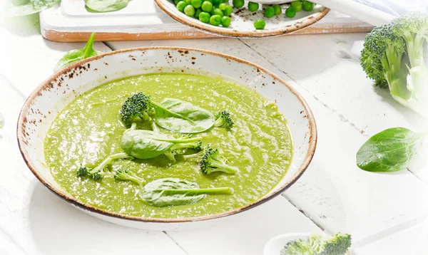 Talerz zupy zielone warzywa — Zdjęcie stockowe