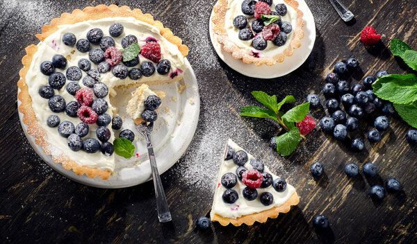 Сырный торт со свежими ягодами
