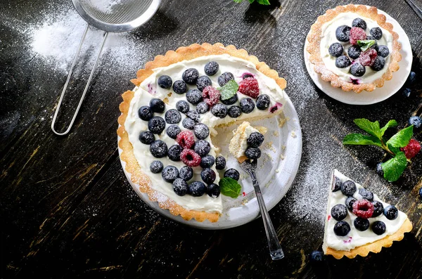 Tvarohový dort s čerstvým ovocem — Stock fotografie
