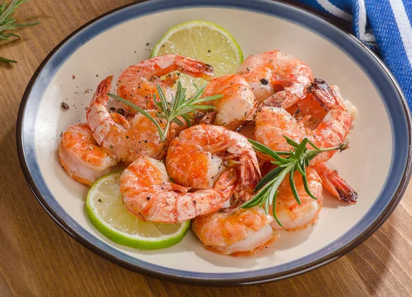 Shrimps with herbs and lime — Stock Photo, Image