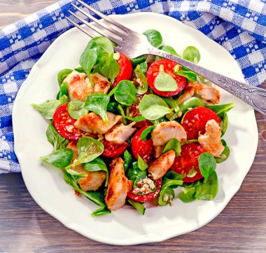 taze tavuk ve sebze salatası