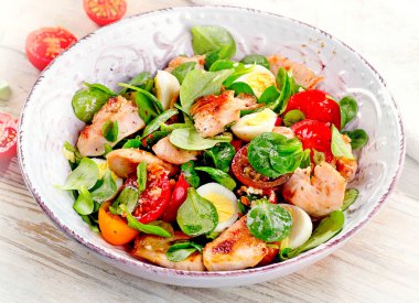 taze tavuk ve sebze salatası