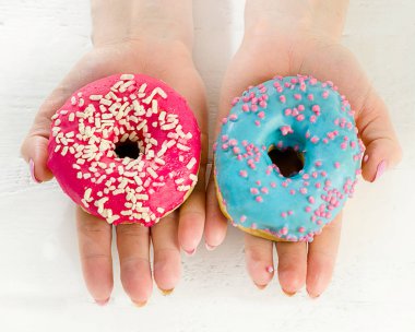 eller üzerinde sırlı çörek 