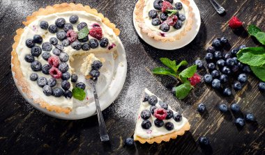 Cheesecakes beyaz plakalar üzerinde yaban mersini ile