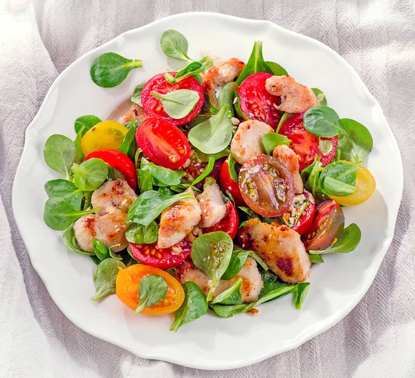 Salada fresca de frango e legumes — Fotografia de Stock