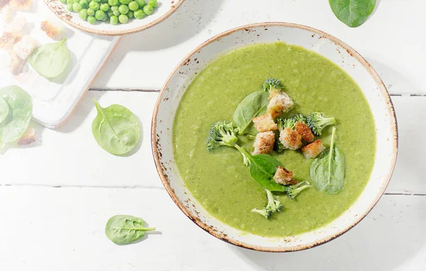 Bowl of green vegetables soup with croutons — Stock Photo, Image