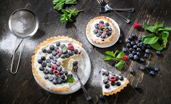 Tvarohové koláče s borůvkami na bílé desky ve — Stock fotografie