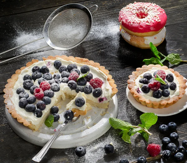 Cheesecakes cu afine pe plăci albe — Fotografie, imagine de stoc