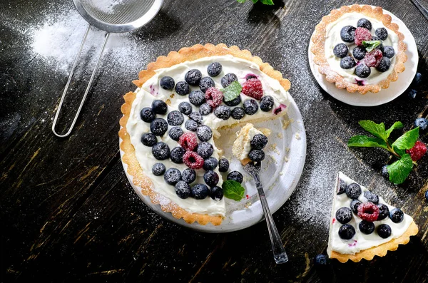 Cheesecakes cu afine pe plăci albe — Fotografie, imagine de stoc