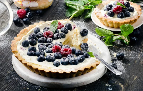 Cheesecakes cu fructe de padure proaspete — Fotografie, imagine de stoc